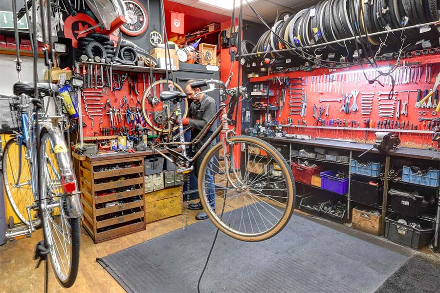 L'atelier de réparation de vélos visible au fond du magasin